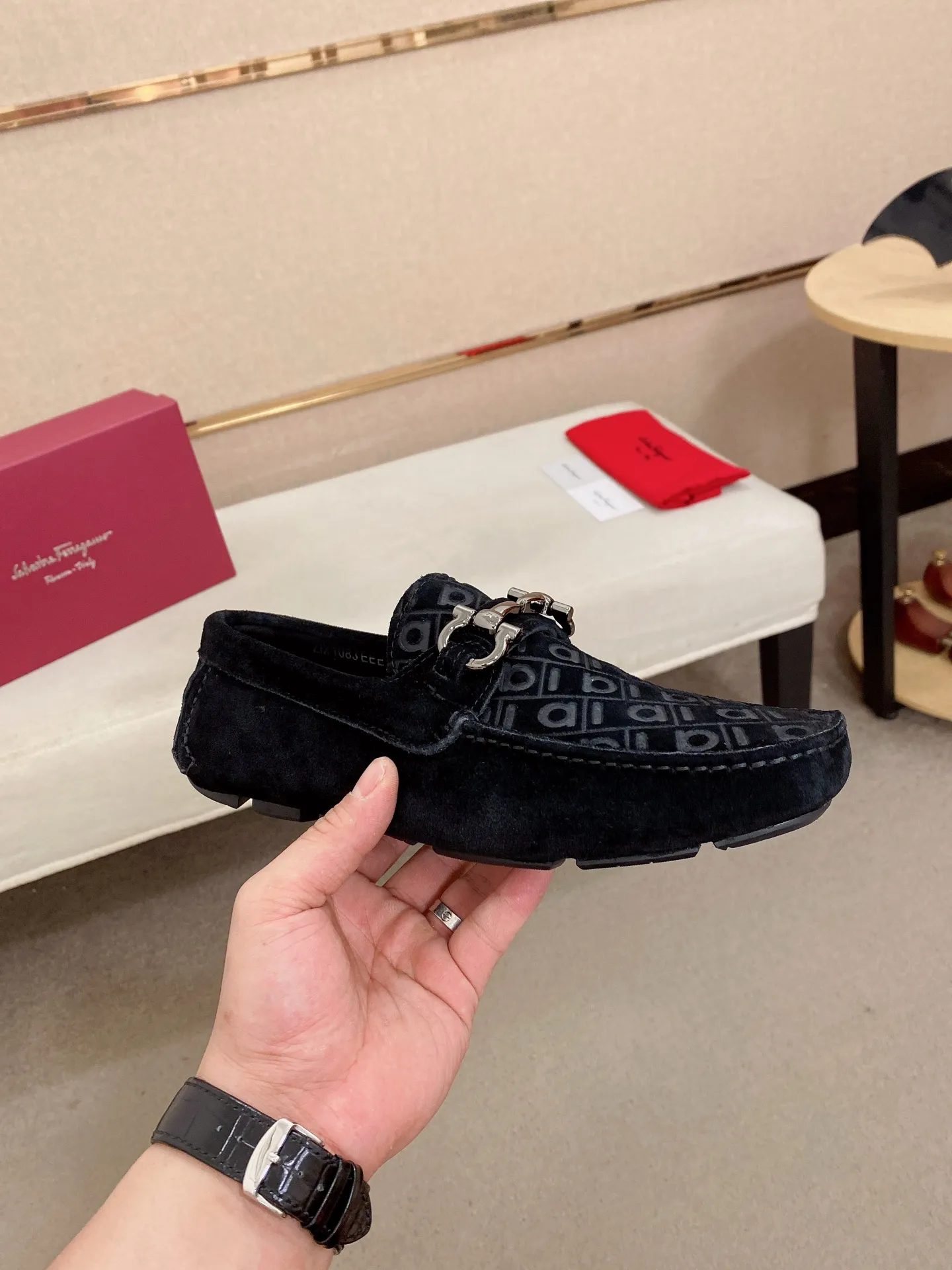 Men's shoes💰: 560💰High-end quality! Ferragamo🆕🆕Exclusive hot-selling products in stock🔥🔥New products on the shelves, high-quality Ferragamo men's pea shoes, high-end casual driving shoes, with complete packaging! 💪 💪 Material: Imported Niujing cowhide 🐂 + Imported high-quality water-dyed cowhide lining + wear-resistant outsole 👍🏻👍🏻 Features: High-end and comfortable, purely handmade 🚀 🚀 Create the perfect shoes that suit you best 🔥 🔥 Size: (38-44) 45 standard size can be customized!